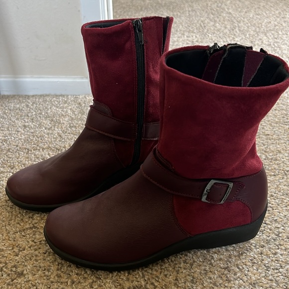 ARCOPEDIC new, no tags or box. Beautiful black suede! Burgundy pics for example - Picture 3 of 8